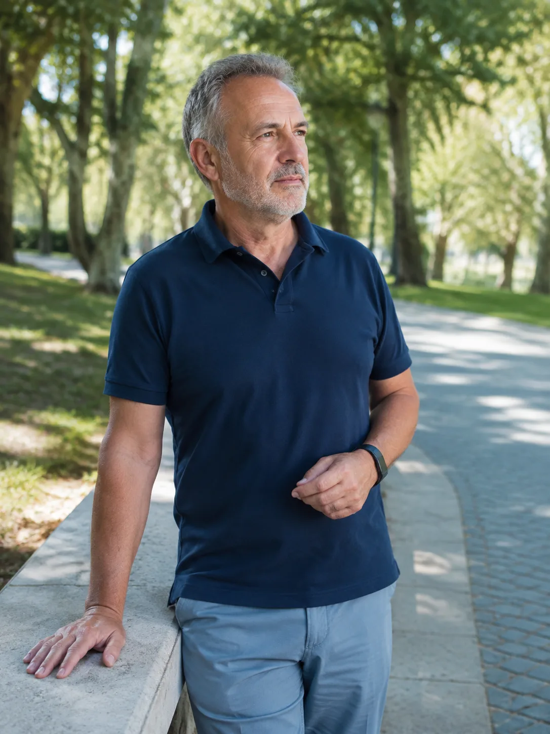 Homem fazendo uma pausa durante uma caminhada ao ar livre